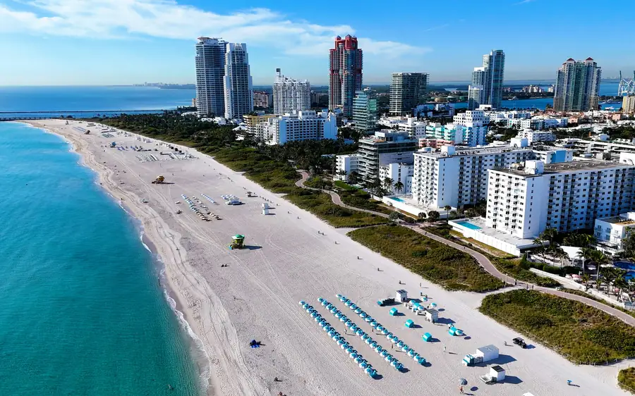 Vista aérea de la playa y los edificios