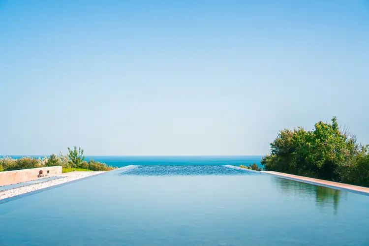 Piscina infinita frente al mar